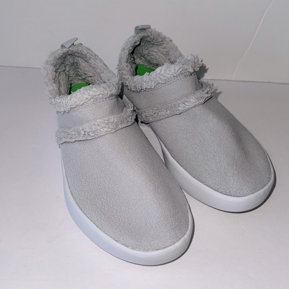 OOFOS Shoes - OOFOS womens 7 oocoozie low shoe in light gray SOFT stretchy fleece Arch support